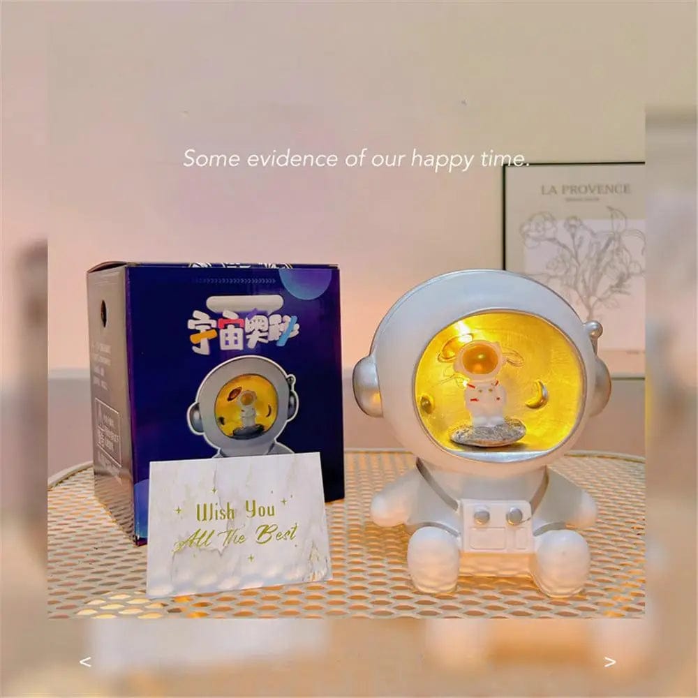 Tirelire Astronaute Veilleuse en Vinyle – Design Futuriste | AstroLume A01 Piggy bank lamp / as shown